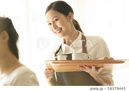 女性　カフェ　店員 58379445