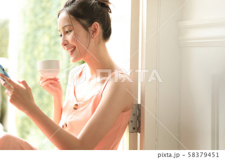 女性　ライフスタイル　ティータイム 58379451