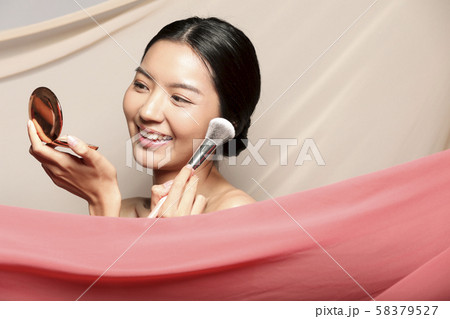 女性　ビューティー　絹 58379527