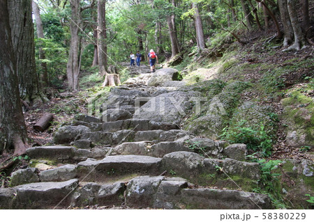 熊野神倉神社の御神体へ続く急傾斜の石段 58380229