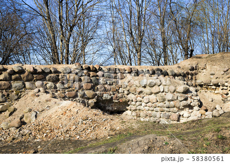 a cracked part of the wall 58380561