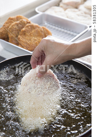 とんかつ調理 58381305