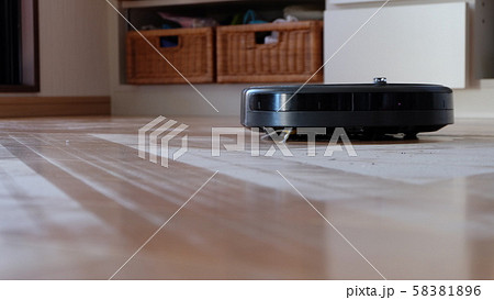 掃除中のお掃除ロボット 掃除中のお掃除ロボット 58381896