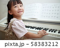 ピアノ (音楽教室 練習 習い事 レッスン 鍵盤楽器 子育て 育児 女の子 人物 コピースペース) 58383212