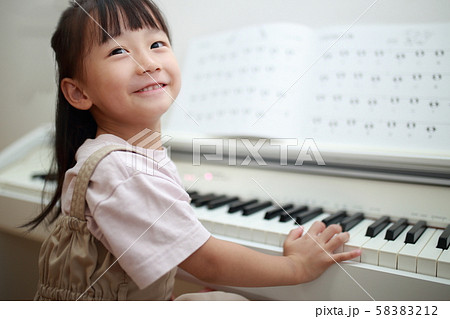 ピアノ (音楽教室 練習 習い事 レッスン 鍵盤楽器 子育て 育児 女の子 人物 コピースペース) 58383212