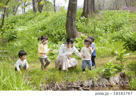 自然の中で遊ぶ子どもたち 自然の中で遊ぶ子どもたち 58383767