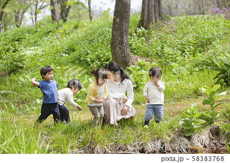 自然の中で遊ぶ子どもたち 自然の中で遊ぶ子どもたち 58383768