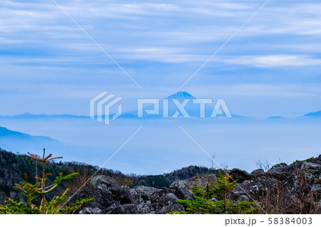 春の八ヶ岳登山：青年小屋から望む早朝の富士山 58384003