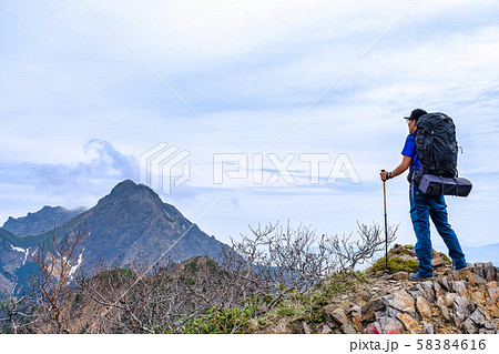 春の八ヶ岳登山：権現岳から望む赤岳 58384616