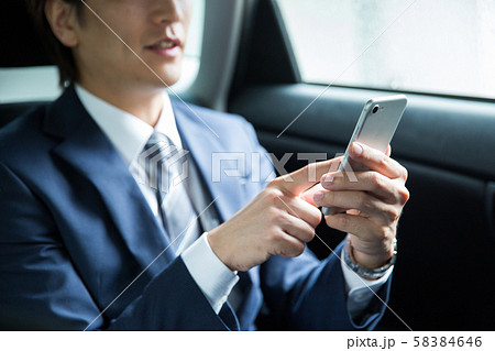 車で仕事する男性 58384646