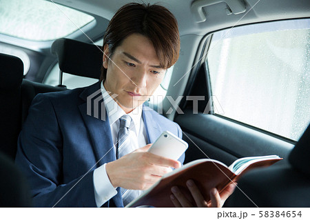 車で仕事する男性 車で仕事する男性 58384654