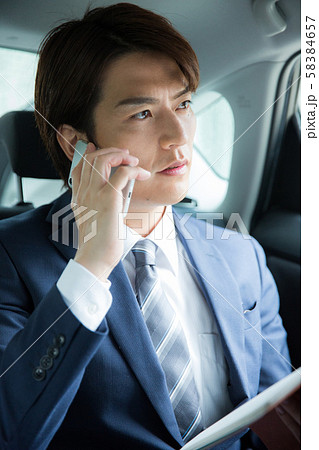 車で仕事する男性 車で仕事する男性 58384657