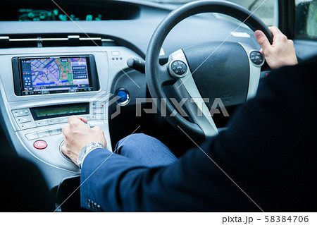 運転するビジネスマン 58384706