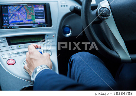 運転するビジネスマン 58384708
