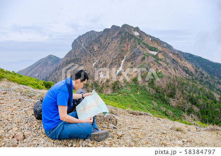 登山地図を見る男性 58384797