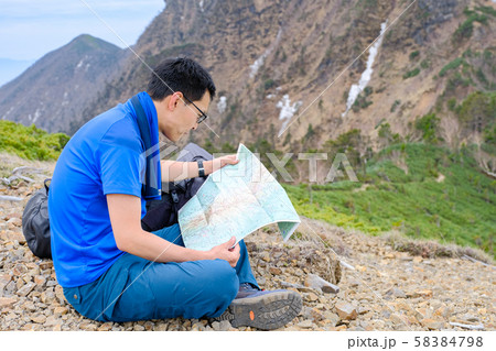 登山地図を見る男性 登山地図を見る男性 58384798