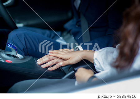 運転するビジネスマン 運転するビジネスマン 58384816