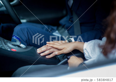 運転するビジネスマン 運転するビジネスマン 58384817