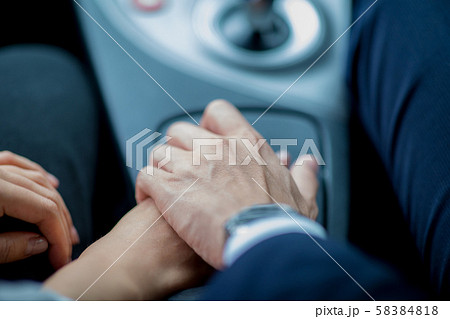 運転するビジネスマン 58384818