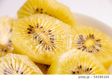 キウイフルーツ。(デザートとして一口サイズにカットされた状態。) 58386160