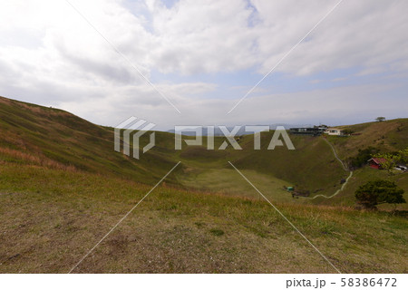 大室山の山頂(静岡県伊豆半島) 58386472