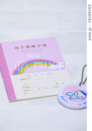 妊娠　母子手帳　マタニティーマーク（手前ピント） 58388269