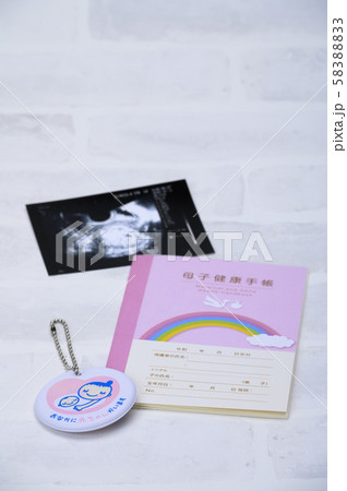 妊娠　母子手帳　マタニティーマーク【手前ピント】 58388833