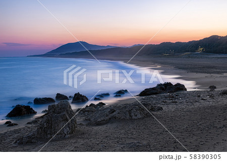 愛知県・田原市の海岸からの夕景 58390305