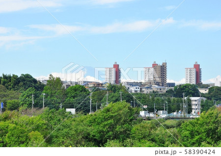 藤沢市の町並み 富士山と湘南ライフタウンの高層マンション群 藤沢市の町並み 富士山と湘南ライフタウンの高層マンション群 58390424