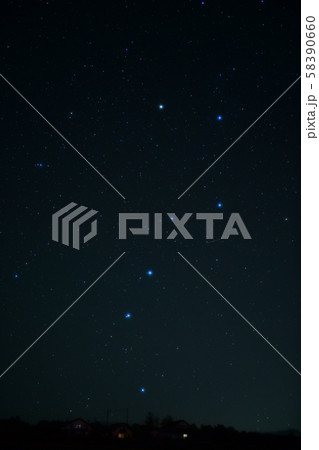 杜市大泉町、地平から上った北斗七星（縦位置） 58390660