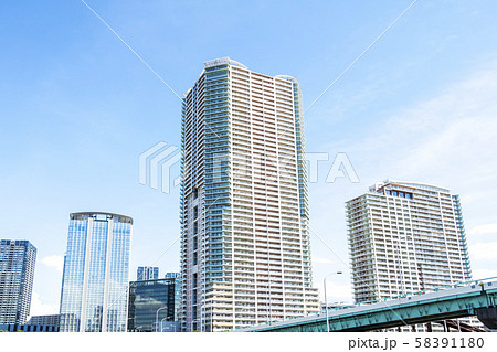 オフィスビルとタワーマンションの並ぶ都市風景 オフィスビルとタワーマンションの並ぶ都市風景 58391180