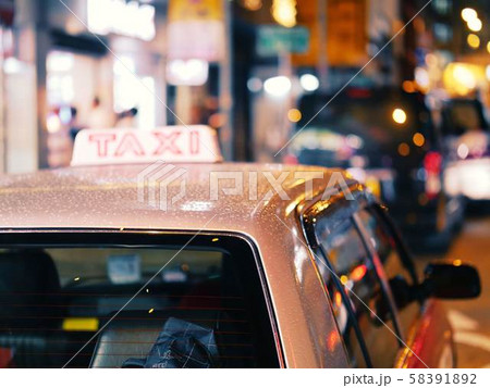 香港　夜のタクシー 58391892