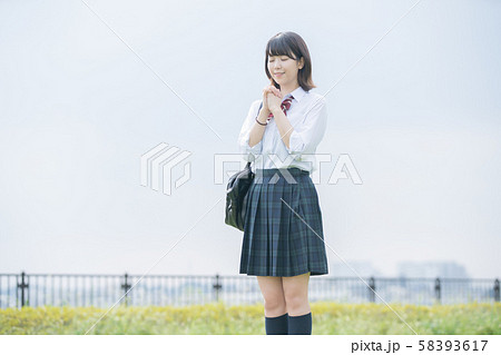 お祈りをする女子高生 58393617