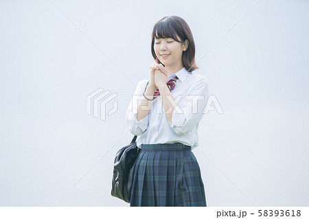 お祈りをする女子高生 58393618