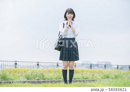 お祈りをする女子高生 58393621