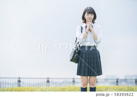 お祈りをする女子高生 58393622
