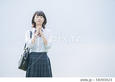 お祈りをする女子高生 58393623