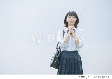お祈りをする女子高生 58393624