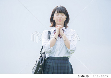 お祈りをする女子高生 58393625