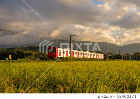 JR筑肥線の列車と夕景 58400271