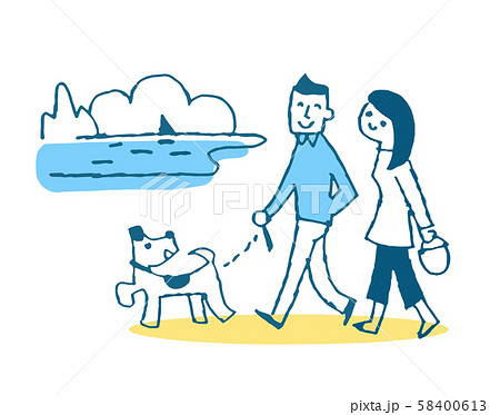 海岸を犬と散歩をするカップル 58400613
