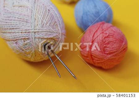 Woolen thread and knitting needle. Woolen thread and knitting needle. 58401153