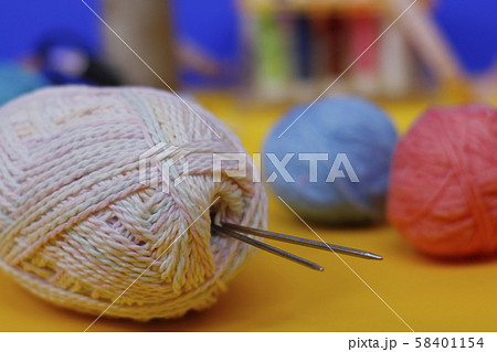 Woolen thread and knitting needle. Woolen thread and knitting needle. 58401154