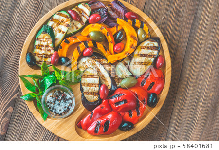 Grilled vegetables on the wooden tray 58401681