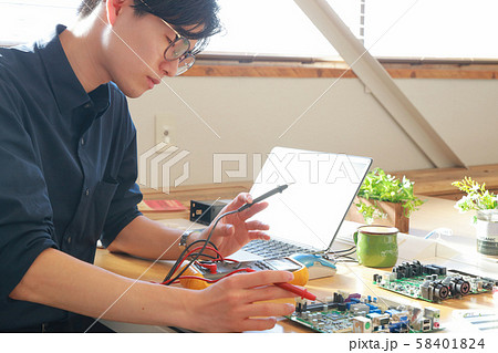 基板の確認作業をする男性エンジニア1 58401824
