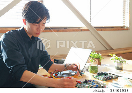 基板をテスターで確認する男性エンジニア1 58401953