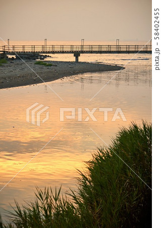 千葉県 海に注ぐ川と歩道橋 保田川 千葉県 海に注ぐ川と歩道橋 保田川 58402455
