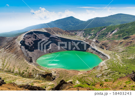 宮城蔵王の御釜エメラルドグリーンの火口湖五色沼と五色岳 宮城蔵王の御釜エメラルドグリーンの火口湖五色沼と五色岳 58403243