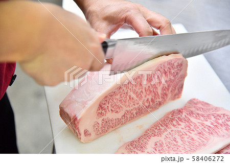 肉を切る ステーキ 焼き肉 包丁 肉を切る ステーキ 焼き肉 包丁 58406272