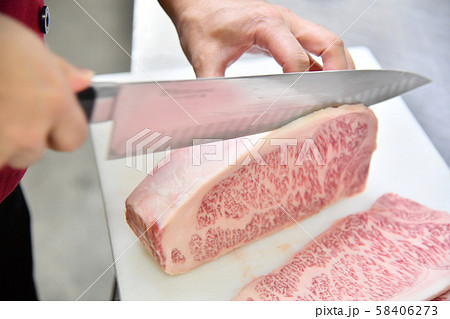肉を切る　ステーキ　焼き肉　包丁 58406273